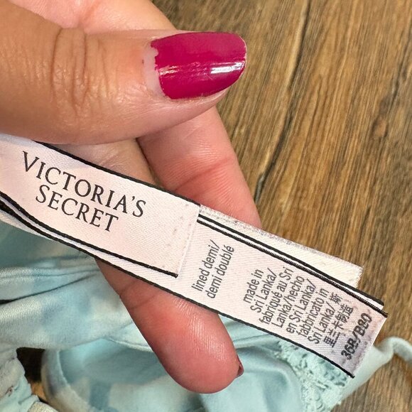 Victoria's Secret Lined Demi bra - Picture 3 of 3